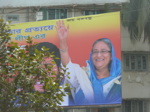 Et la politique ne se laisse jamais oublier: l'image de Sheikh Hasina, Premier ministre du Bangladesh et chef de l'un des deux partis mortellement rivaux, est omniprésente (18/18)