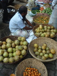 Dacca conserve quelques aspects ruraux comme ce marché de rue sur le trottoir de la banque centrale... (13/18)