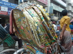 Principaux "coupables": les centaines de milliers de cyclo-rickshaws, qui offrent une compensation: leurs décorations que l'on a tout le temps d'admirer (5/18)