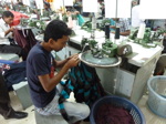 L'usine compte aussi de nombreuses remailleuses pour fabriquer les sweaters... (9/18)