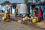 Distribution d'eau dans le bidonville