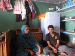 Nu Jahma, 50 ans, qui souffre elle-même de graves problèmes de santé, passe tout son temps à s'occuper de son fils Afroz, 32 ans (14/20)