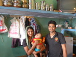 Gravement malade, Afroz, ici avec sa femme et leur dernière fille, est incapable de travailler, comme plusieurs membres de la famille (15/20)