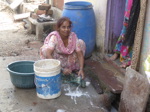 Depuis l'été 2014, le slum reçoit enfin de l'eau propre aux robinets installés dans les rues (16/20)