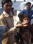 Vinod brandit sa pêche, qu'il n'hésite pas à consommer et vendre (12/20)
