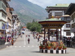 Le carrefour central de Thimphu, la capitale. L'installation de l'unique feu rouge du pays a suscité la colère des habitants, le feu a été retiré