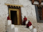 Jeunes moines au Dzong de Punakha