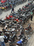 La moto est un mode de transport privilégié par les habitants de Delhi (6/24)