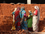 …les femmes continuant d'assurer le transport des briques sur leurs têtes (13/24)