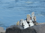…ou encore cette petite collection d'effigies de dieux sur des rochers au milieu de la rivière d'Orchha.