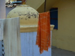 …ou de bouts de tissu devant un pan de mur comme ici à Rishikesh dans les contreforts de l'Himalaya...