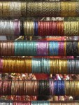 Les bangles, bracelets en verre de toutes les couleurs, se vendent absolument partout.