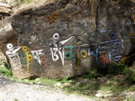Inscriptions colorées sur des rochers à Dharamsala, où réside le dalaï lama...