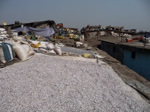 Toits de Dharavi: plastique broyé en train de sécher, stocks de déchets à traiter