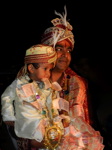 Le marié et un enfant d’honneur couverts de billets de banque en guise de porte-bonheur. New Delhi