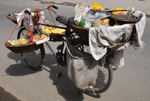 La bicyclette à tout faire du marchand de fruits. New Delhi