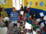 Dans le Centre, travailleurs sociaux et volontaires offrent plusieurs activités aux enfants: initiation à l'écriture et à la lecture, dessin comme sur cette photo.