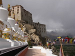 Le Ladakh: des monastères colossaux (ici Thiksey), des stupas, des drapeaux de prière sur fond d'Himalaya