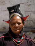Femme en costume traditionnel à Rizong