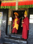 Des moines montent parfois la garde à la porte de la salle des prières... (8/19)