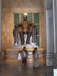 Il abrite une statue d'Ambedkar, grand leader des intouchables, assis dans la position de Lincoln à Washington