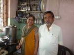 Ashok Daswani et son épouse n'ont de l'eau qu'une demi-heure par semaine. Ils achèteront une machine à laver dès qu'ils auront l'eau 24h/24.