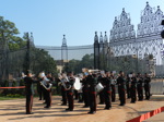 Une cérémonie de relève de la garde est organisée sur l'esplanade devant le palais.