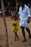 A Karaikkudi, à la mi-mars, on fait des offrandes à la déesse mère. Les enfants se contentent de lui apporter des pots de lait (5/21)