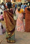 Les femmes arborent leurs plus beaux saris... (6/18)