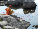 …ou en jetant des pétales de fleurs dans la rivière...