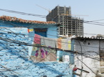 A quelques centaines de mètres du slum, des buildings ultramodernes sont en construction… (13/21)