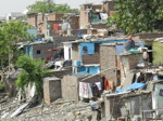 Il s'agit bien d'un slum, pas d'un bidonville puisque les maisons sont en dur… (7/21)