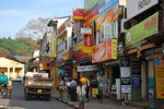 Rue de Kandy dans les montagnes au coeur du pays
