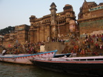 Une rangée de palais domine les ghats, gradins qui longent le fleuve
