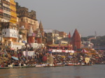 La ville est édifiée sur une rive du Gange